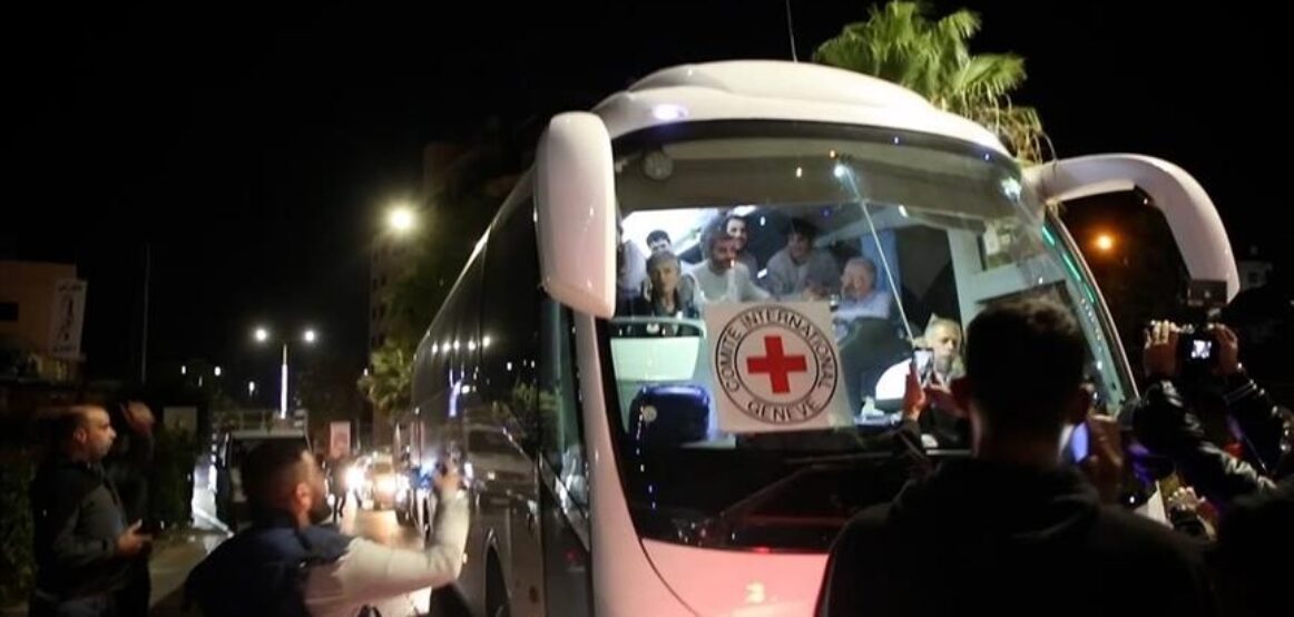 39 palestinezë lirohen nga burgjet izraelite në grupin e dytë të shkëmbimit të të burgosurve