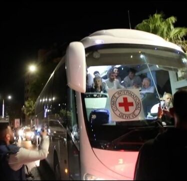 39 palestinezë lirohen nga burgjet izraelite në grupin e dytë të shkëmbimit të të burgosurve