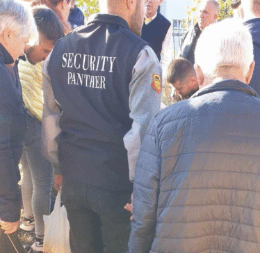 Një personi i bie të fikët pasi linja 1 e Trafikut Urban ishte e mbingarkuar me udhëtarë
