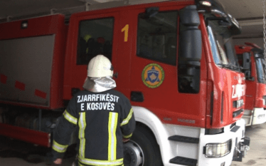 Zjarr afër “Rrethit të Ismetit”, në rrugën Prishtinë-Mitrovicë
