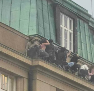 Studentët dalin në çatinë e Universitetit në Pragë për t’iu shmangur sulmuesit të armatosur