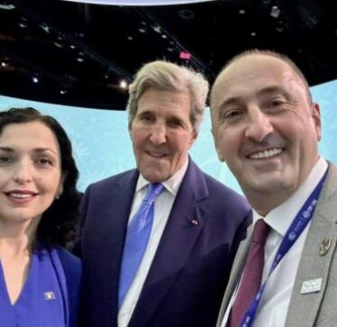 Aliu publikon foto me ish-sekretarin Kerry dhe Osmanin: Dëgjuam fjalimin inspirues për veprimet ndaj ndryshimeve klimatike