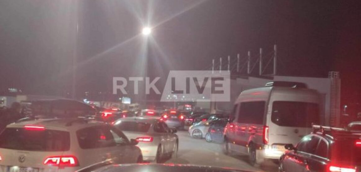 Mërgimtarët thonë se po presin deri në 7 orë në Merdar
