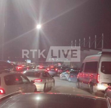 Mërgimtarët thonë se po presin deri në 7 orë në Merdar