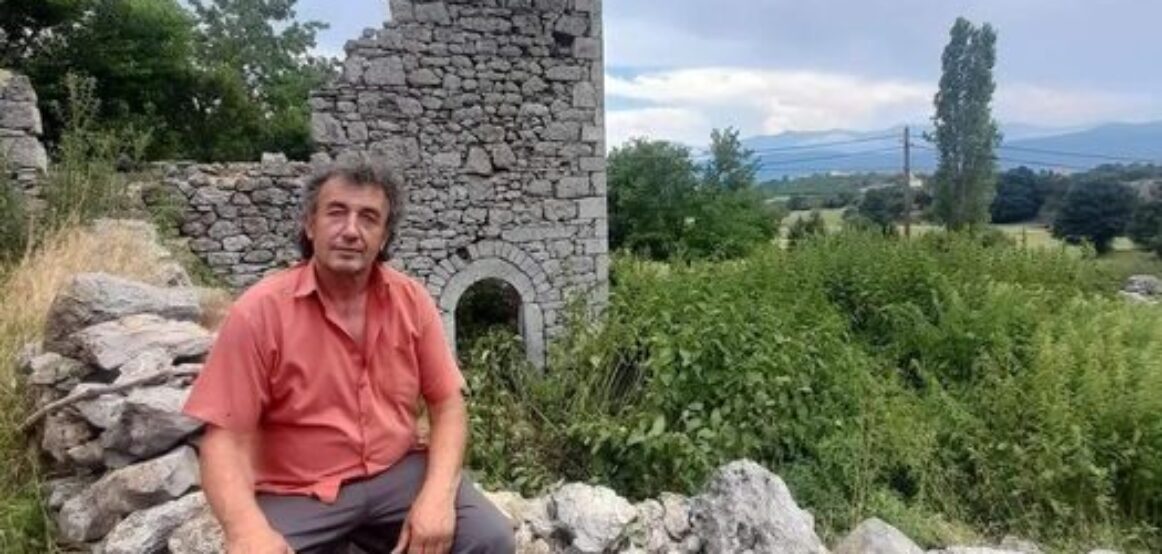 Ky është 55 vjeçari që dyshohet që ia vuri flakës makinës, derisa vet ishte brenda saj
