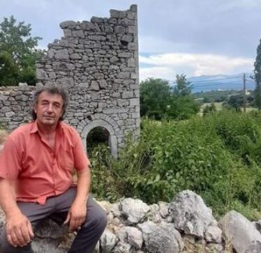 Ky është 55 vjeçari që dyshohet që ia vuri flakës makinës, derisa vet ishte brenda saj