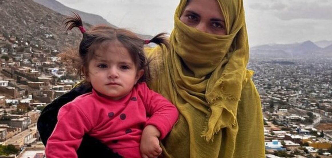 Nënat në Afganistan, të dëshpëruara përballë varfërisë ekstreme, ushqejnë fëmijët me çaj dhe i japin ilaçe gjumi