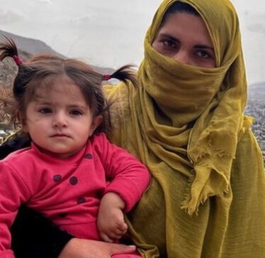 Nënat në Afganistan, të dëshpëruara përballë varfërisë ekstreme, ushqejnë fëmijët me çaj dhe i japin ilaçe gjumi