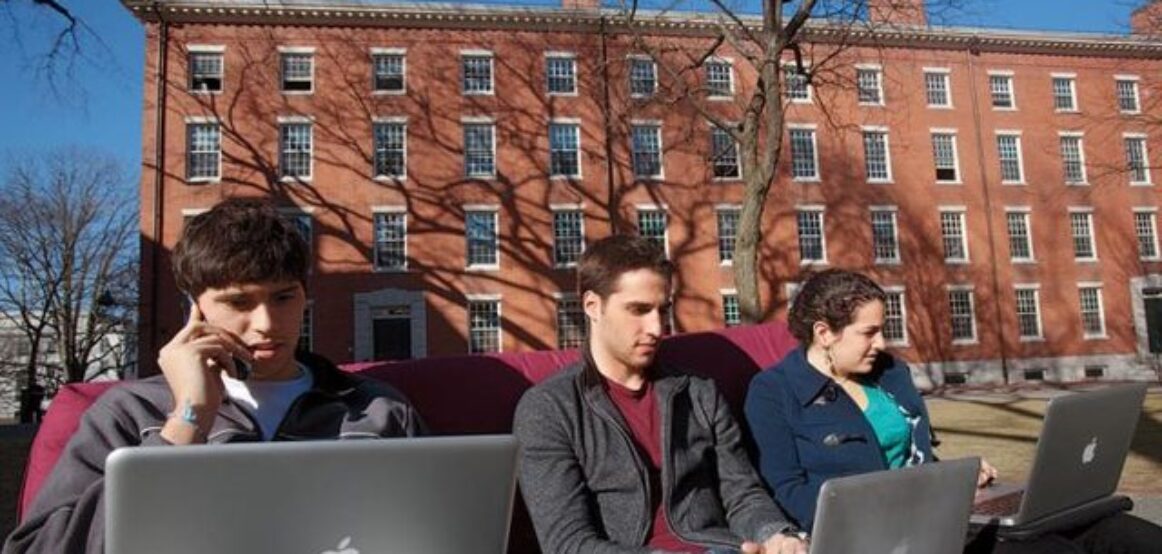 Rënie dramatike e aplikimeve/ Maturantët në SHBA i thonë “JO” Harvardit