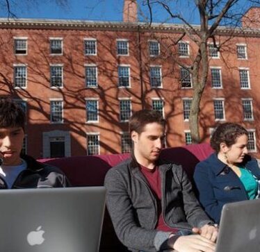 Rënie dramatike e aplikimeve/ Maturantët në SHBA i thonë “JO” Harvardit