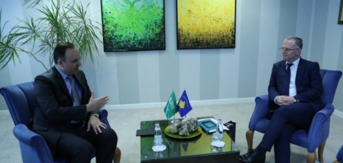 Ambasadori i Arabisë Saudite në takim me Bislimin, premton mbështetje për Kosovën