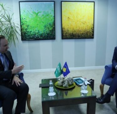 Ambasadori i Arabisë Saudite në takim me Bislimin, premton mbështetje për Kosovën