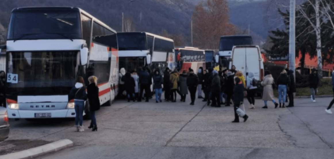 Kush i transportoi votuesit nga Kosova dhe Bosnja në Serbi?