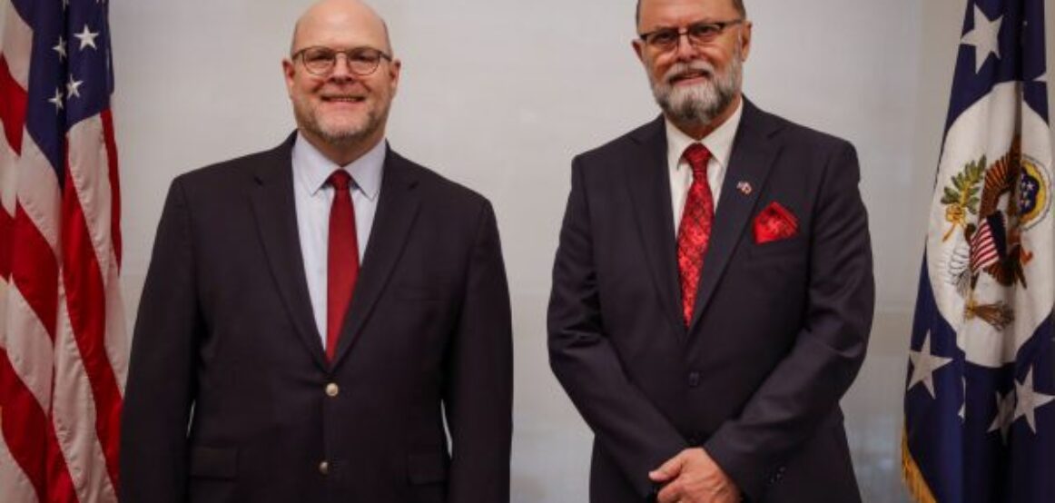 Hovenier takohet me ambasadorin e ri shqiptar: Mirëseardhje të ngrohtë në Kosovë