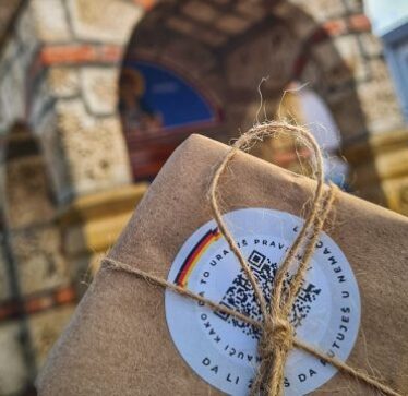 Ambasada gjermane me çokollata festive informon në Graçanicë e Prishtinë si udhëtohet pa viza