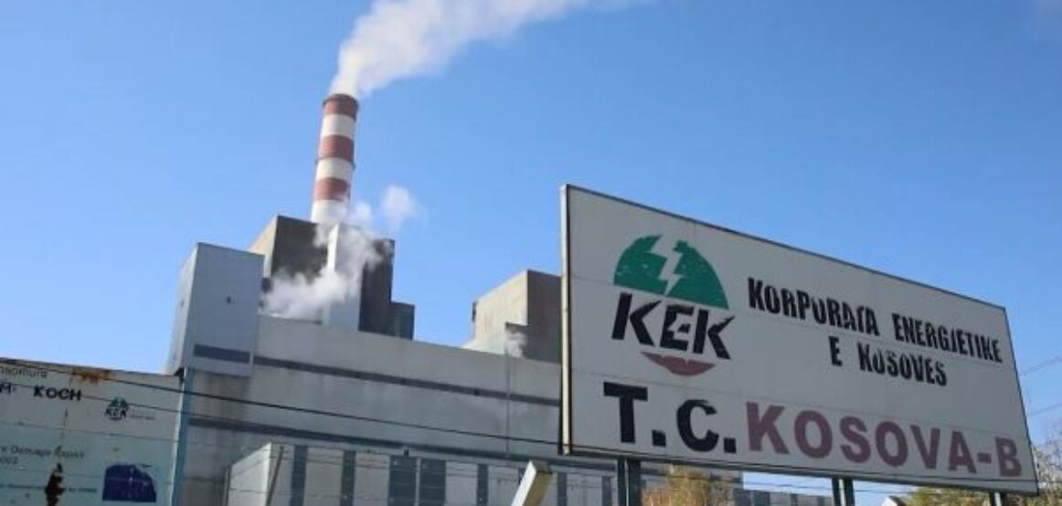 Punëtorët e KEK marrin 300 euro për fundvit bonus dhe nga janari pagat me rritje prej 70 euro