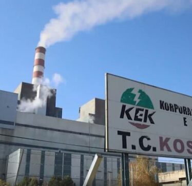 Punëtorët e KEK marrin 300 euro për fundvit bonus dhe nga janari pagat me rritje prej 70 euro