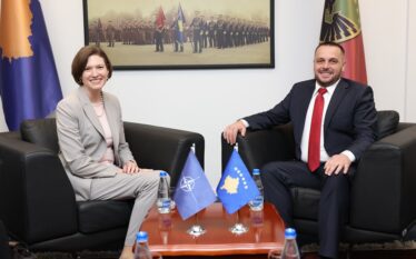 Vendosja e trupave ushtarake serbe përreth kufirit me Kosovën përbën…