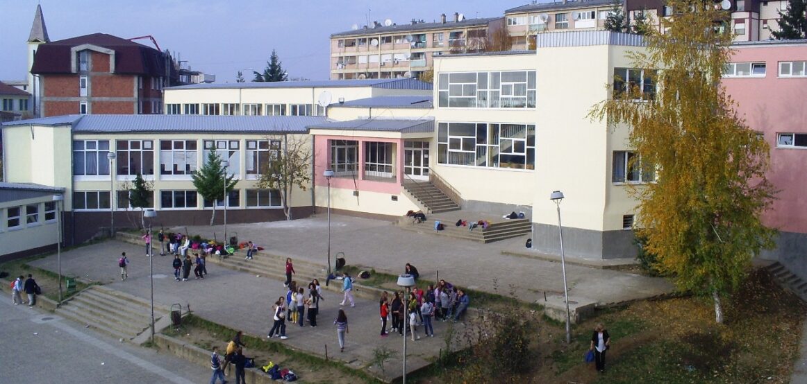 14 vjeçari kërcënon me thikë shoqen e klasës gjatë orës së mësimit në shkollën “Hasan Prishtina”