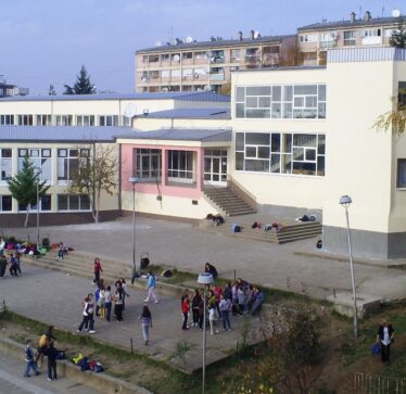 14 vjeçari kërcënon me thikë shoqen e klasës gjatë orës së mësimit në shkollën “Hasan Prishtina”
