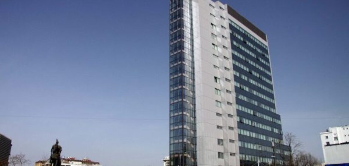 Zëvendësministri Dobra: Qeveria s’ka bërë dallime në ndarjen buxhetore nëpër komuna