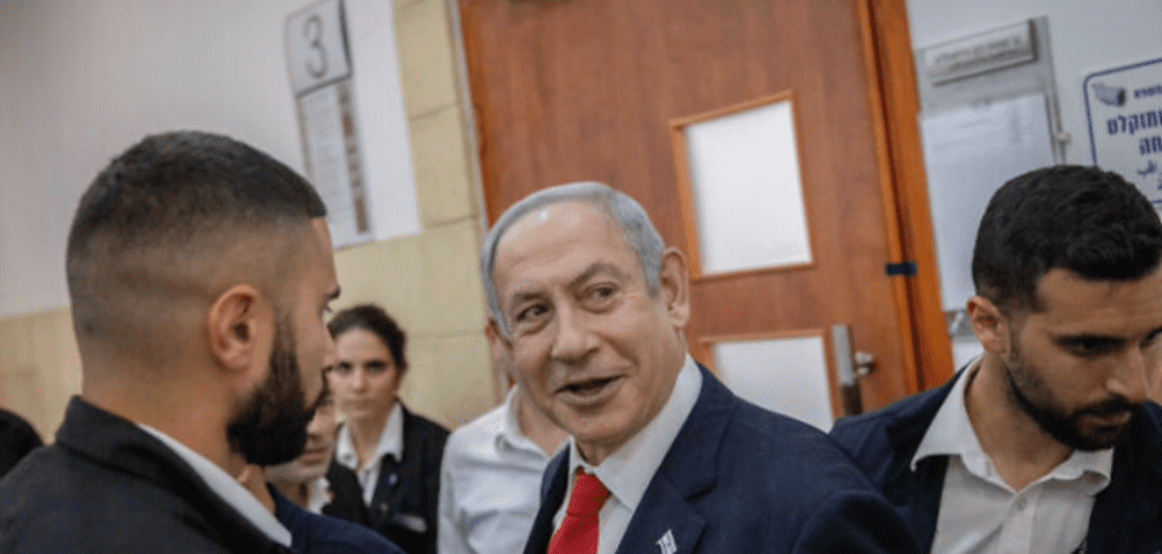 Dyshohet për rryshfet dhe mashtrim: Rifillon gjykimi për korrupsion ndaj Netanyahut