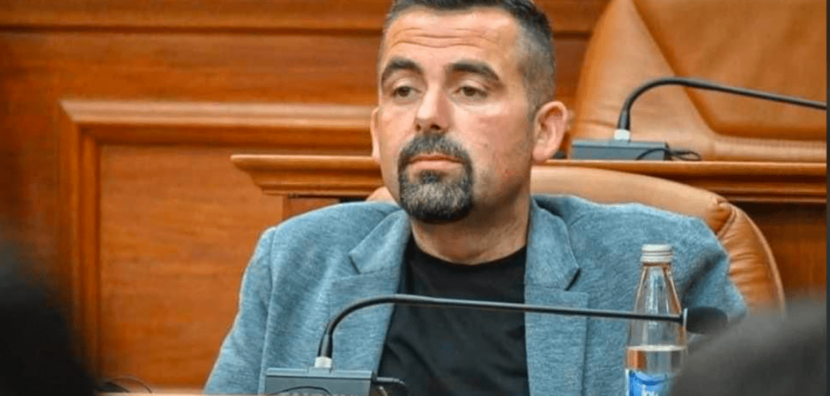 Tifozët e mllefosur me lojtarët e Lirisë, afaristi Shkodran Kryeziu kërkon përgjegjësi nga menaxhmenti