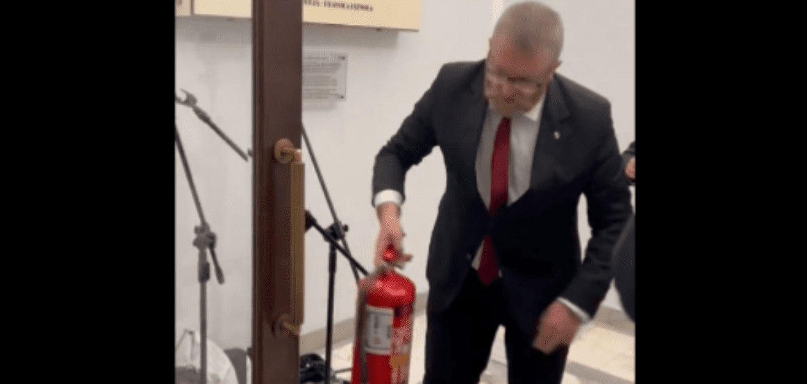 Deputeti ekstremist polak shkakton skandal, me fikëse zjarri ndal qirinjtë e festës hebraike Hannukah