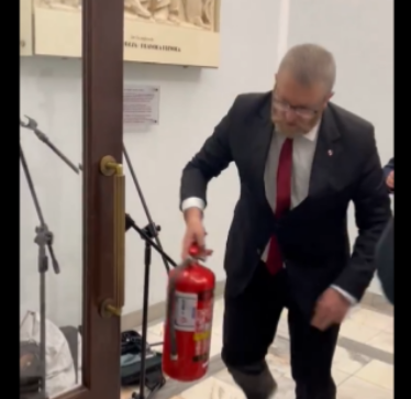 Deputeti ekstremist polak shkakton skandal, me fikëse zjarri ndal qirinjtë e festës hebraike Hannukah