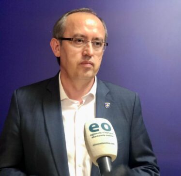 Hoti: Sipas Konjufcës, Qeveria s’është dashur ta pranojë draftin e Asociacionit, por e pranoi – çfarë po ndodh?