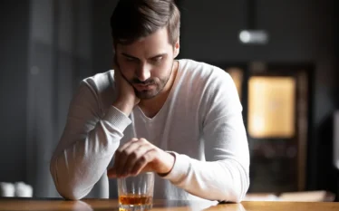 Pesë mënyra se si alkooli mund të shkatërrojë jetën seksuale…