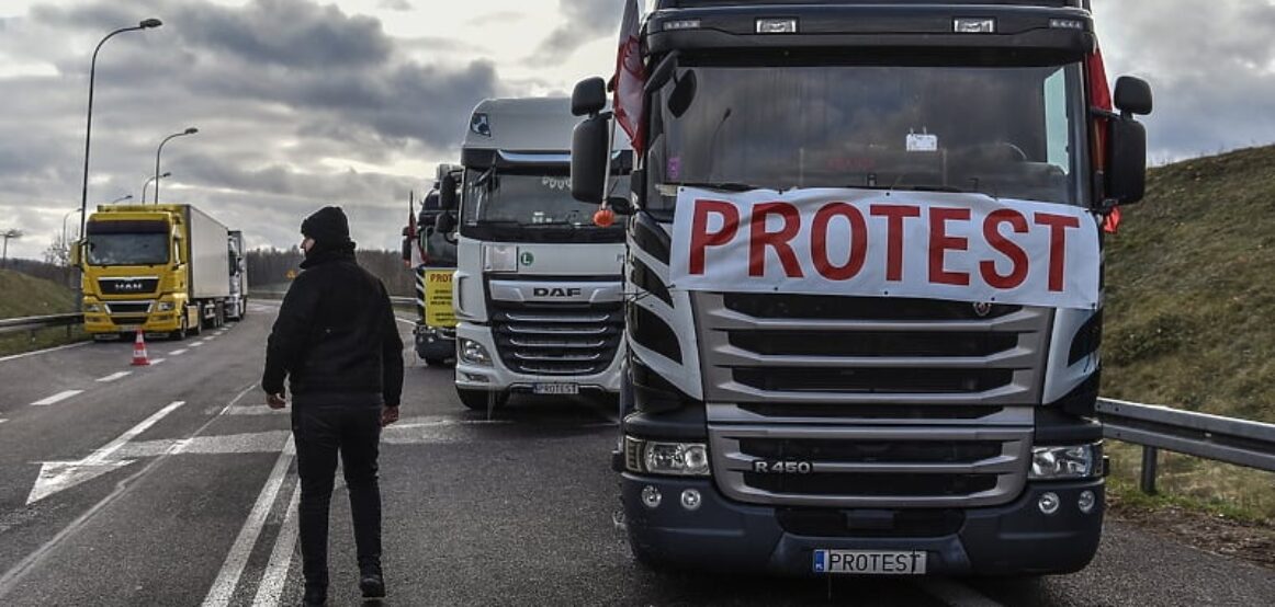 Ukrainasit e mposhtën bllokadën polake të kufirit: kamionët u dërguan me tren dhe shoferët me autobus