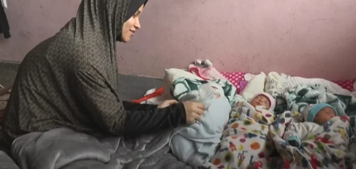 Drama e një lindjeje nën bombardimet: Grua palestineze shtatzëne krenohet me lindjen e katërnjakëve në Rripin e Gazës
