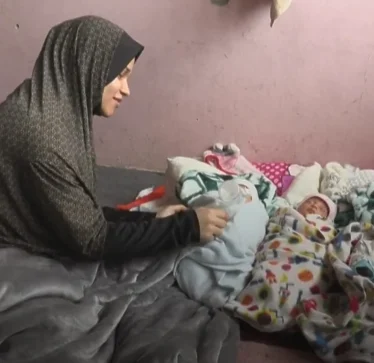 Drama e një lindjeje nën bombardimet: Grua palestineze shtatzëne krenohet me lindjen e katërnjakëve në Rripin e Gazës