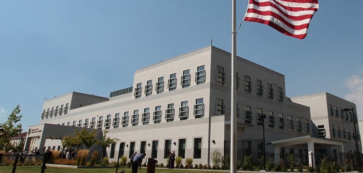 Ambasada e SHBA: Dodik e ka gabim nëse mendon se Amerika do të qëndrojë mënjanë ndërsa ai e shtyn BiH në konflik