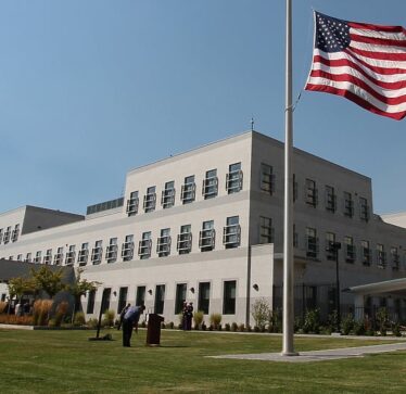 Ambasada e SHBA: Dodik e ka gabim nëse mendon se Amerika do të qëndrojë mënjanë ndërsa ai e shtyn BiH në konflik