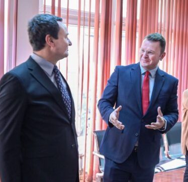 Kurti në Trust, ZKM: Vizita e parë e një kryeministri aty nga pavarësia