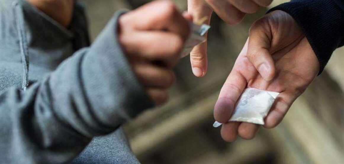 Shitblerja e narkotikëve: 18-vjeçari kapet me disa qese marihuanë në Ferizaj