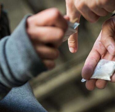 Shitblerja e narkotikëve: 18-vjeçari kapet me disa qese marihuanë në Ferizaj
