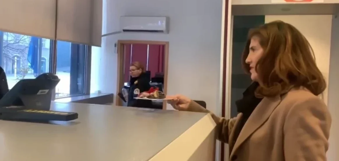 Deputetja Musliu ia refuzon dhuratën për fundvit kryeministrit Kurti