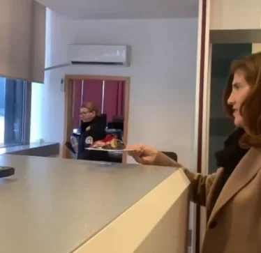 Deputetja Musliu ia refuzon dhuratën për fundvit kryeministrit Kurti