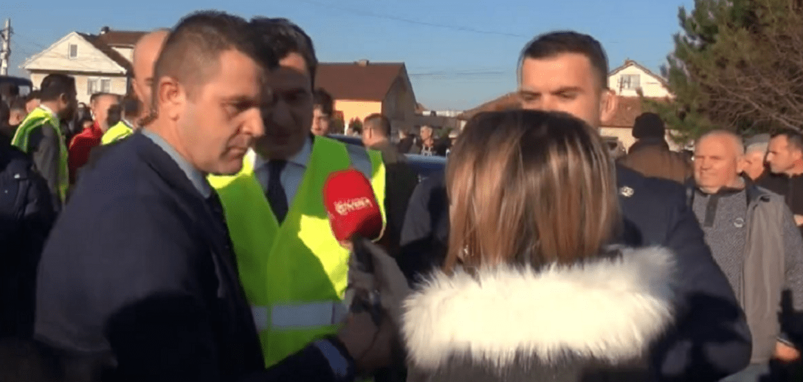 Rojet e Kurtit penguan në punë gazetaren Dalloshi: Reagon AGK