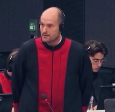 Vdes Andrew Strong avokati amerikan i Kadri Veselit, e kishte mbrojtur edhe Haradinajn në Hagë