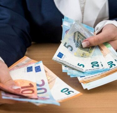 Kosovarët me borxhe deri në ‘fyt’, rreth 5 miliardë euro kredi
