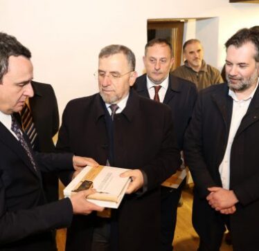 Kurti dhe Naim Tërnava vizitojnë xhaminë e Çarshisë së Novobërdës, BIK’u jep detaje