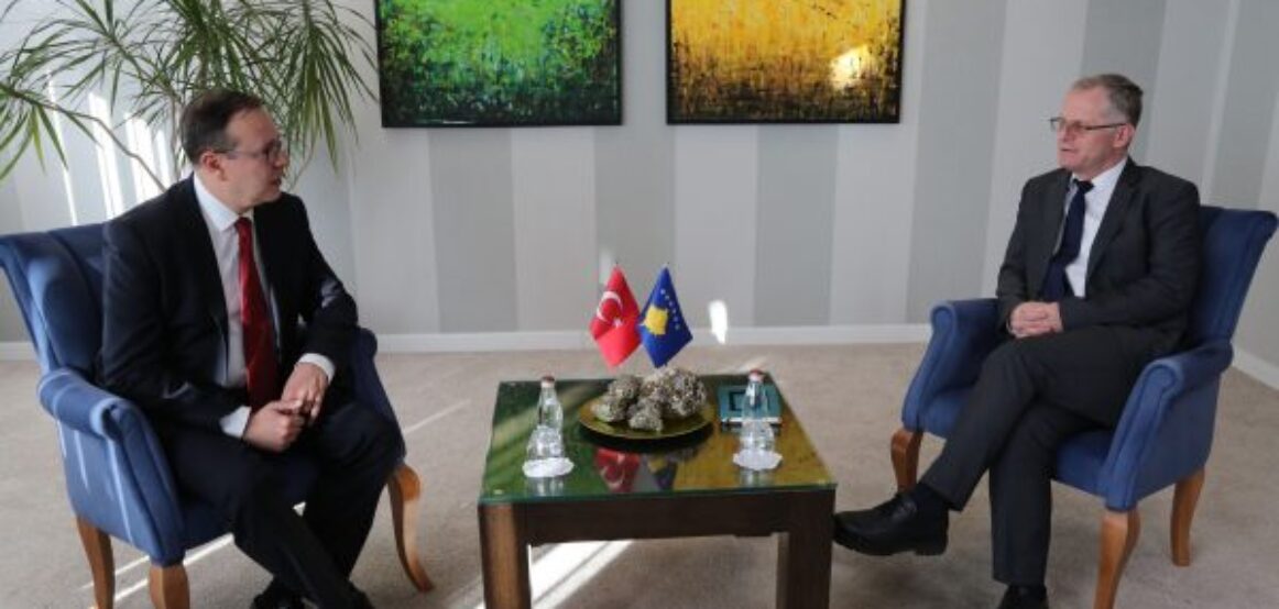 Bislimi takohet me ambasadorin turk, flasin për raportet në mes dy shteteve