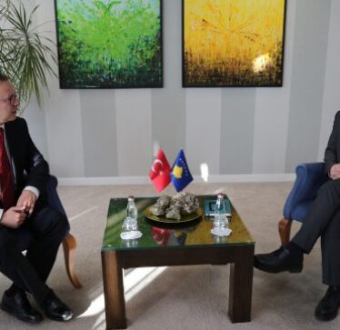 Bislimi takohet me ambasadorin turk, flasin për raportet në mes dy shteteve