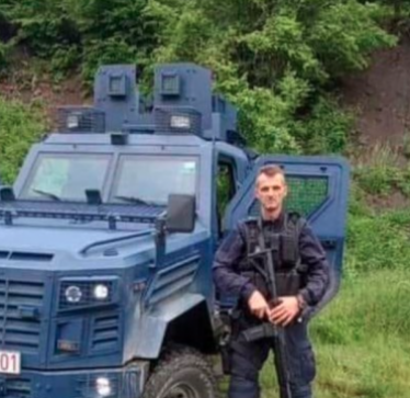 Vdes polici Rexhep Sejdiu në vendin e tij të punës në pikën kufitare në Jarinje