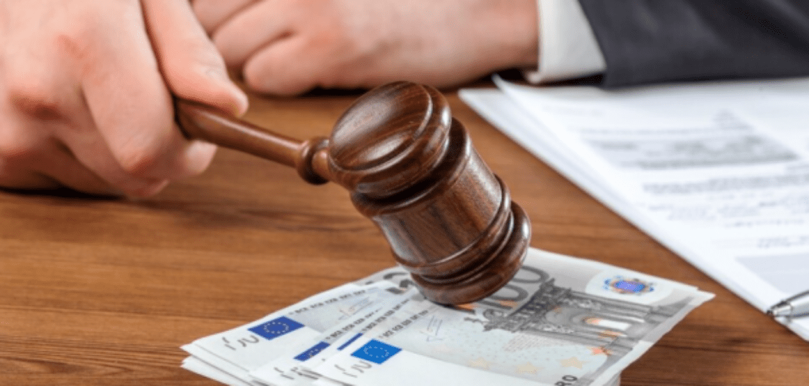 Dyshohet se shpërlanë mbi 1 milion euro përmes bizneseve fiktive, arrestohen zyrtari i ATK’së dhe një tjetër