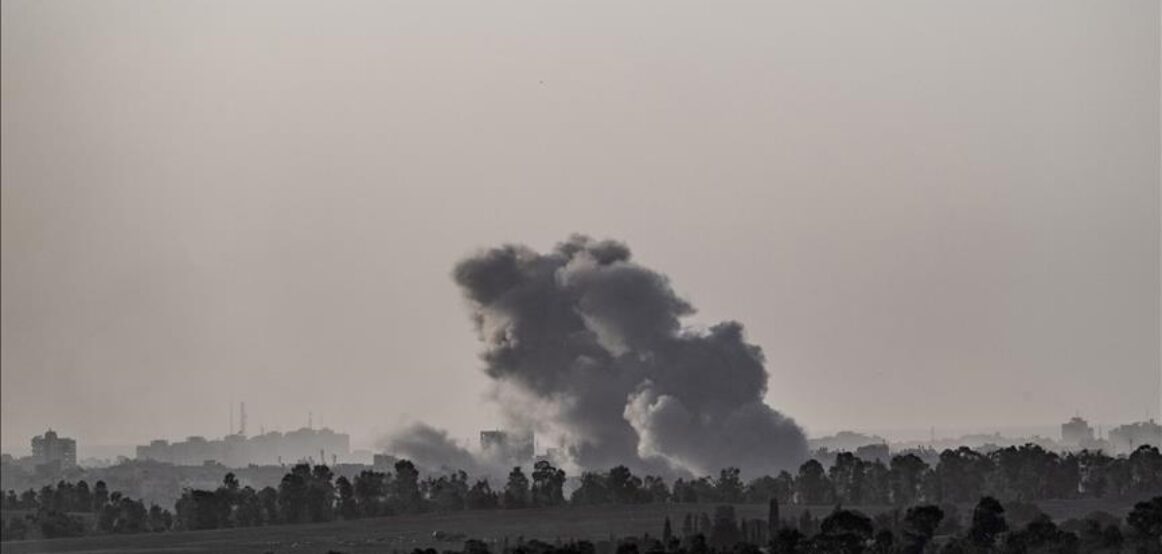 Avionët izraelitë bombardojnë një shtëpi me palestinezë të zhvendosur në Gaza, 20 të vrarë